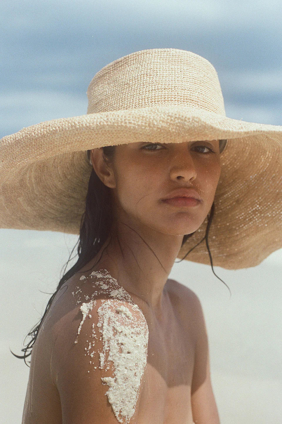 RAFFIA WIDE BRIM HAT | NATURAL