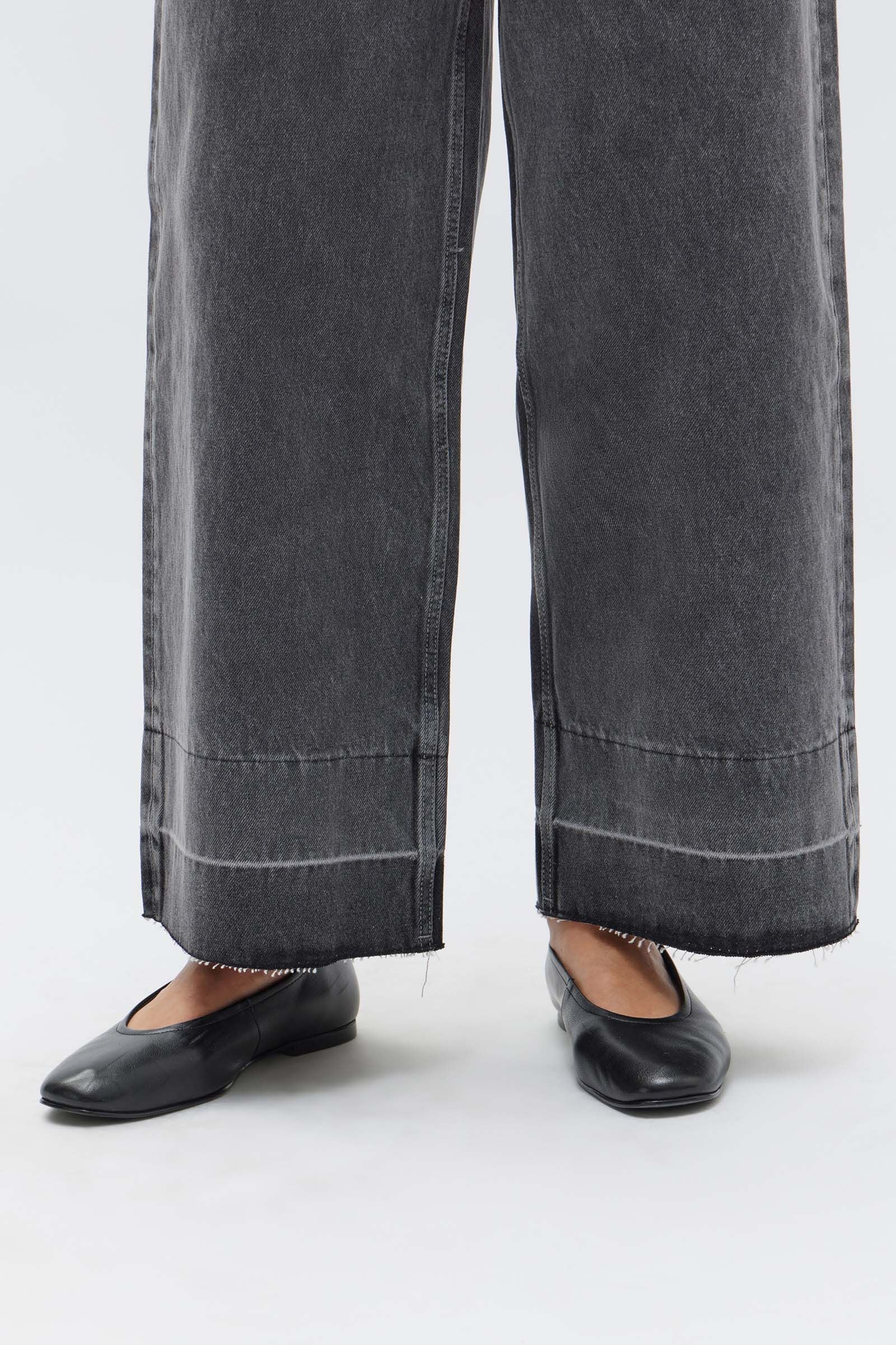 DISTRESSED HEM WIDE LEG JEAN | CHARCOAL