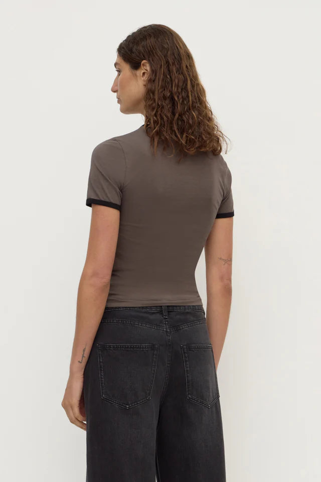 KOURT CONTRAST BIND TEE | BARK/BLACK