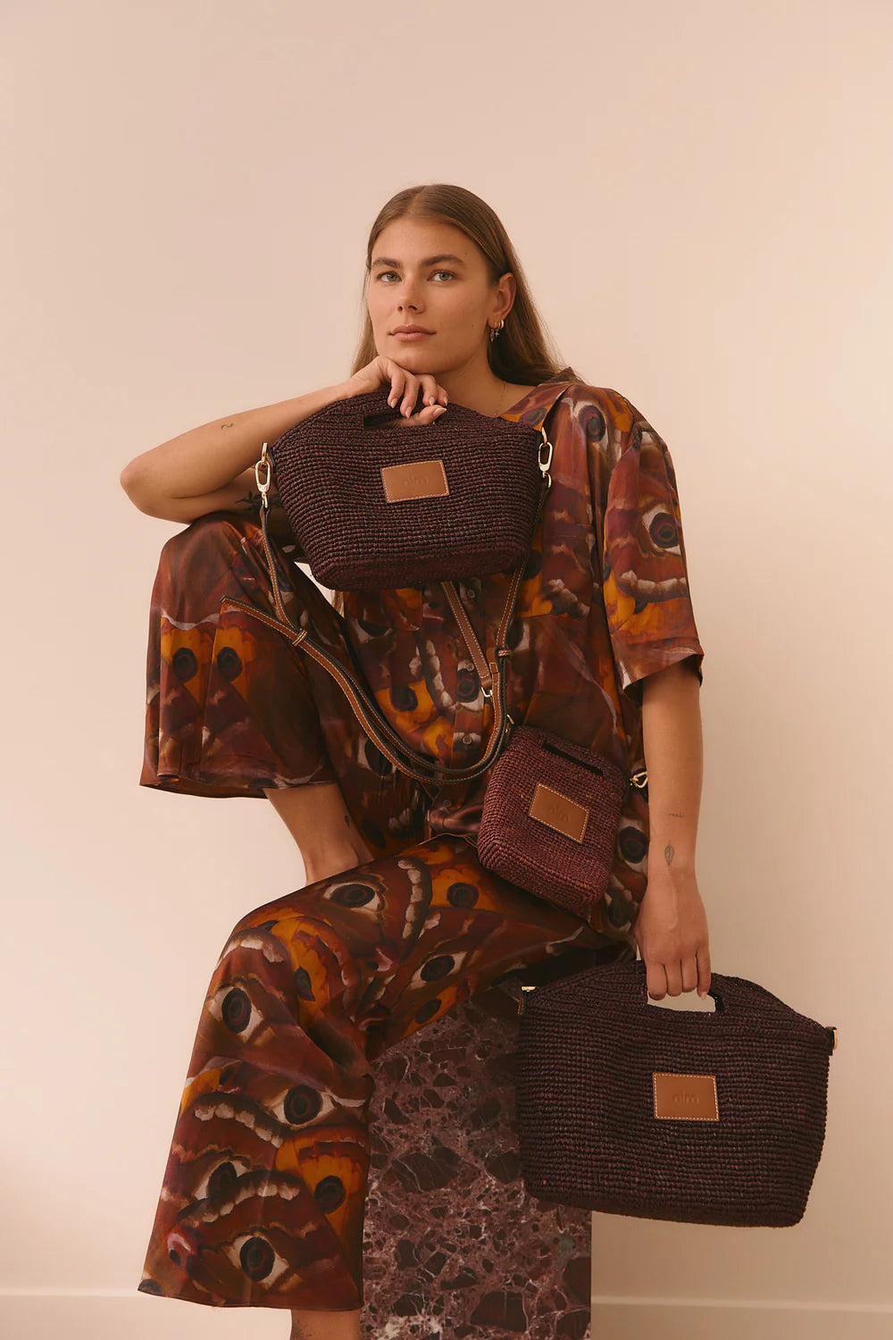 LEATHER TRIMMED RAFFIA MINI | COCOA