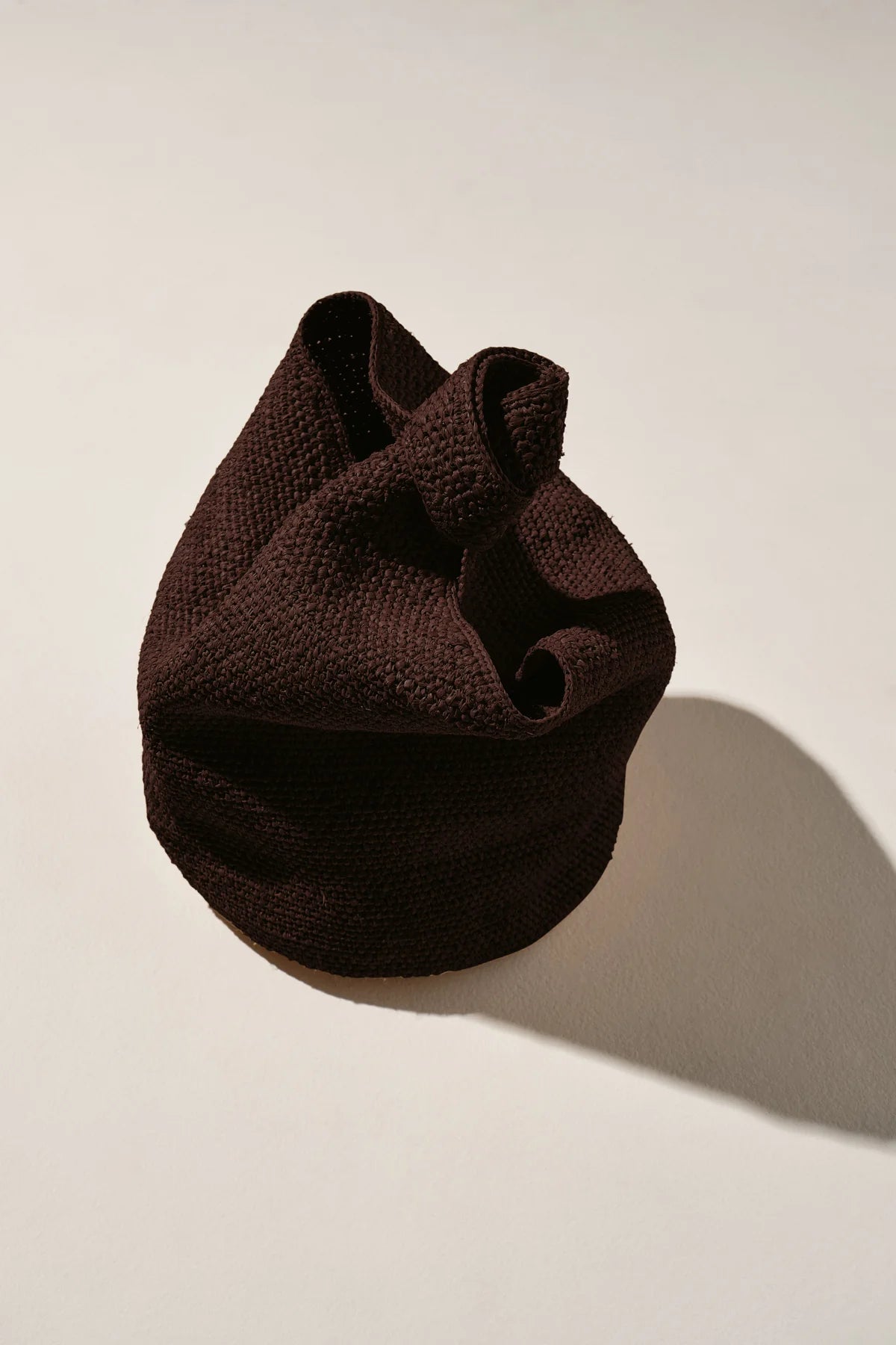 RAFFIA BUCKET BAG | WALNUT